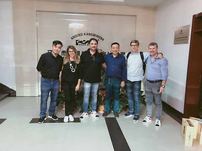 Clientes italianos visitan nuestra fábrica