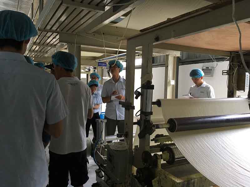 El personal del sector de comercio exterior de Kmnpack visitó la fábrica de la empresa