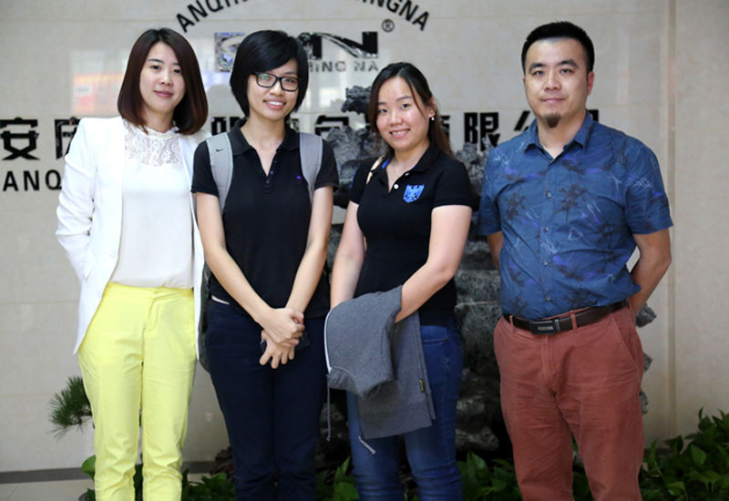 Clientes de Malasia visitaron la fábrica de KMNPack el 17 de mayo